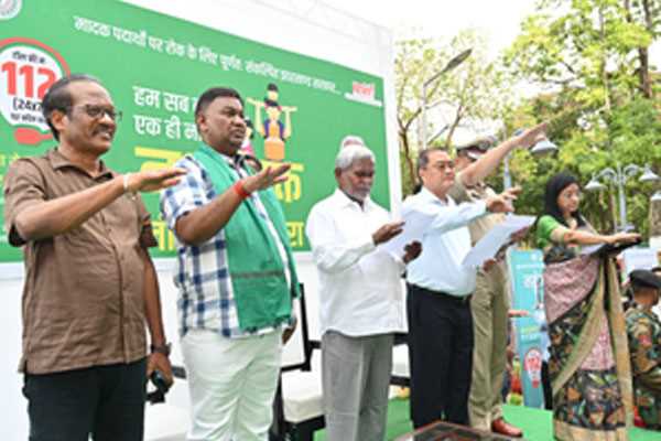 झारखंड को नशा मुक्त बनाने का अभियान, सीएम और अधिकारियों के साथ युवाओं ने ली शपथ झारखंड को नशा मुक्त बनाने का अभियान, सीएम और अधिकारियों के साथ युवाओं ने ली शपथ